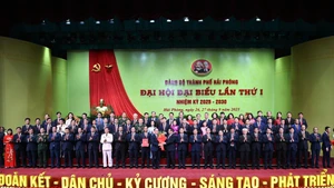 范明正总理向海防市授予越共中央政治局的决议，并赠送鲜花，祝贺越共海防市第一次代表大会（2025—2030年任期）召开。