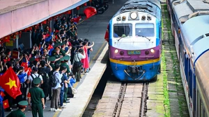 6月6日中午，载有国防部第五军区官兵的列车抵达河内车站，他们将参加纪念八月革命胜利和9·2国庆节80周年的阅兵、游行活动（A80任务）。