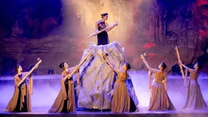 广宁省大型实景演出节目《寻找玉痕》中的一个表演片段。