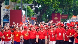 越共中央委员、中央宣教与民运部副部长、《人民报》社总编辑、越南新闻工作者协会主席、“与越南一同前进”全国徒步活动指导委员会主任黎国明和各位代表共同参与健步行。