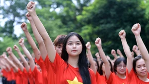 全国青年同步举行'我爱我祖国'升国旗、向国旗敬礼活动。