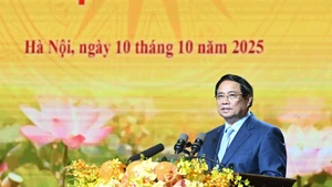 政府总理范明正在会上发表讲话。