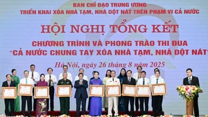 范明正总理向在落实“2025年全国携手消除临时房和危旧房”计划与竞赛运动中取得优异成绩的各集体授予三级劳动勋章。