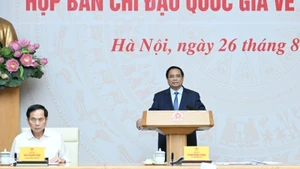 范明正总理在会上发表讲话。