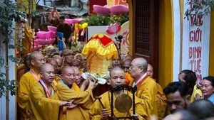 恭迎印度国宝释迦牟尼佛舍利至河内馆使寺。（图片来源：越通社）