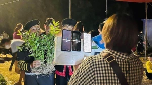 朵佐高原地区的居民通过智能手机直播售卖农产品。