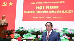 范明正总理在会议上发表讲话。
