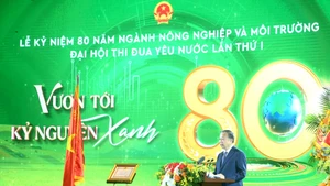 苏林总书记在活动上发表讲话。