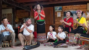 民间艺人向年轻一代传授民族民歌。（廷凤 摄）