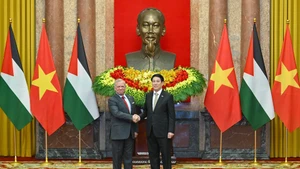 越南国家主席梁强与约旦国王侯赛因。