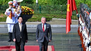 越南国家主席梁强与约旦哈希姆王国国王阿卜杜拉二世·本·侯赛因共同检阅越南人民军仪仗队。