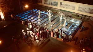 游客体验“解码升龙皇城”夜游项目。（图片来源：河内升龙皇城遗产保护中心）