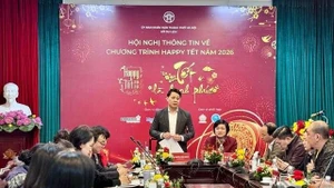 河内市旅游局副局长阮陈光在活动上介绍2026年“春节快乐”活动相关信息。（图片来源：越通社）