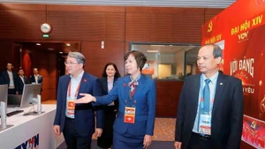 越共中央委员、司法部部长阮海宁参观越通社工作间。（图片来源：越通社）