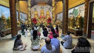 除夕夜去寺庙烧香祈福——旅老越南侨胞喜迎新春的文化之美。（惟全 摄）