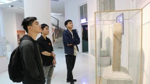 游客参观并了解在庆和省博物馆展出的占族文化文物。（图片来源：越通社）