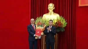 越共中央政治局委员、中央书记处书记、中央组织部部长黎明兴向范大洋同志颁发任命决定。