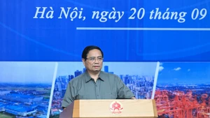 越南政府总理范明正在会上发表讲话。