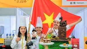 2024年，阮友天恩蛋糕师（右一）在中国参加“亚洲青年甜点师大赛”。