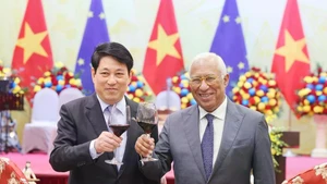 越南国家主席梁强设宴招待欧洲理事会主席安东尼奥·科斯塔。