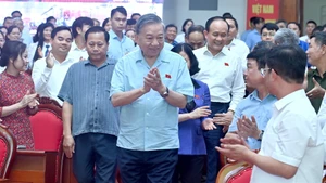 越共中央总书记苏林会见河内市第十选区选民。