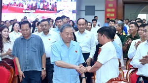 越共中央总书记苏林会见河内市第十选区选民。