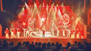  “对党满怀爱戴与信任”艺术节目（图片来源：越通社）