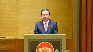 越南国会主席陈青敏在闭幕式上致辞。（图片来源：越通社）