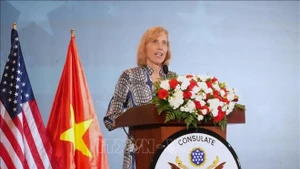 美国驻胡志明市总领事苏珊·伯恩斯女士在仪式上致辞。（图片来源：越通社）
