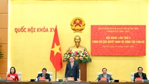 越共中央政治局委员、国会党委书记、越南国会主席陈青敏主持会议。