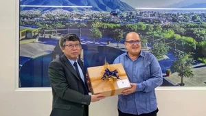 埃米利亚诺·萨帕塔大学校领导向阮文海大使赠送纪念品。（图片来源：越通社）