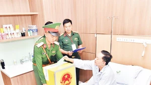 175军医院患者通过流动票箱投票。（松林 摄）