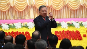 苏林总书记出席会议。