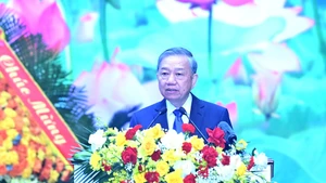 苏林总书记在大会上发表讲话。