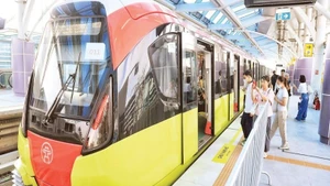 乘客登上呠—河内火车站高架段列车。