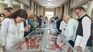 与会嘉宾参观摄影展。（图片来源：越南驻古巴大使馆）