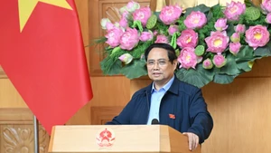 范明正总理在会议上发表讲话。