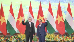 政府总理范明正与匈牙利国会主席格维尔·拉斯洛。