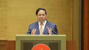 范明正总理在会上发表讲话。