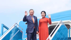 越共中央总书记苏林和夫人吴芳璃启程赴芬兰共和国进行正式访问。
