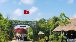 众多游客热衷于在和平-薄辽风力发电工程体验的旅游项目。