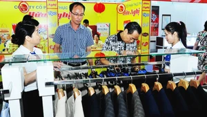2025年上半年，全国社会消费品零售总额及消费服务营业收入累计达3.41万亿多越盾，同比增长9.3%。（海南 摄）