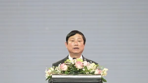 胡志明市市委副书记、市人民议会主席武文明在活动上发表讲话。