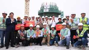 范明正总理视察工地并向嘉平国际机场VIP航站楼、空管塔台施工人员赠送慰问品。