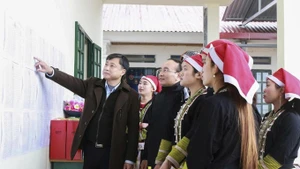 选民查看公开张贴的候选人名单。（图片来源：越通社）