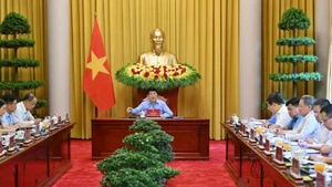 越南国家主席梁强主持会议。