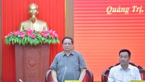 越南政府总理范明正在会议上发表讲话。