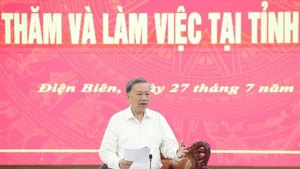 苏林总书记在会上发表讲话。