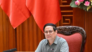 范明正总理在会议上发表讲话。