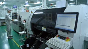 技术工人正在操作生产线设备。